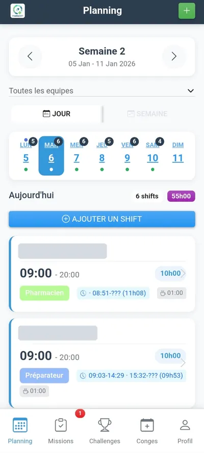 Écran Planning de PharmaShift sur téléphone, vue du manager : shifts du jour avec poste, horaires prévus et pointages. Noms masqués.