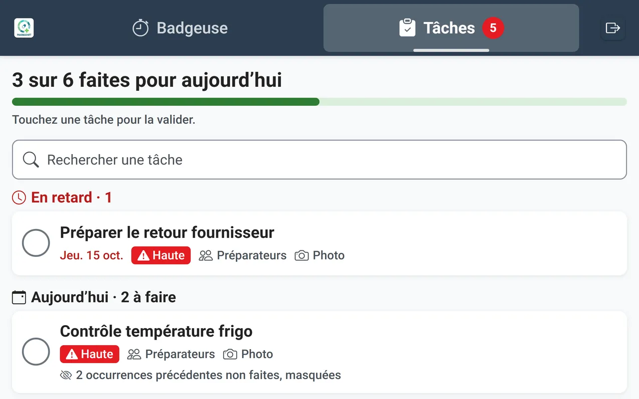 Écran Tâches de la badgeuse sur tablette : tâches du jour, dont « Contrôle température frigo », et progression des tâches faites.